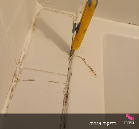 סכין חיתוך על אריחים עם סיליקון